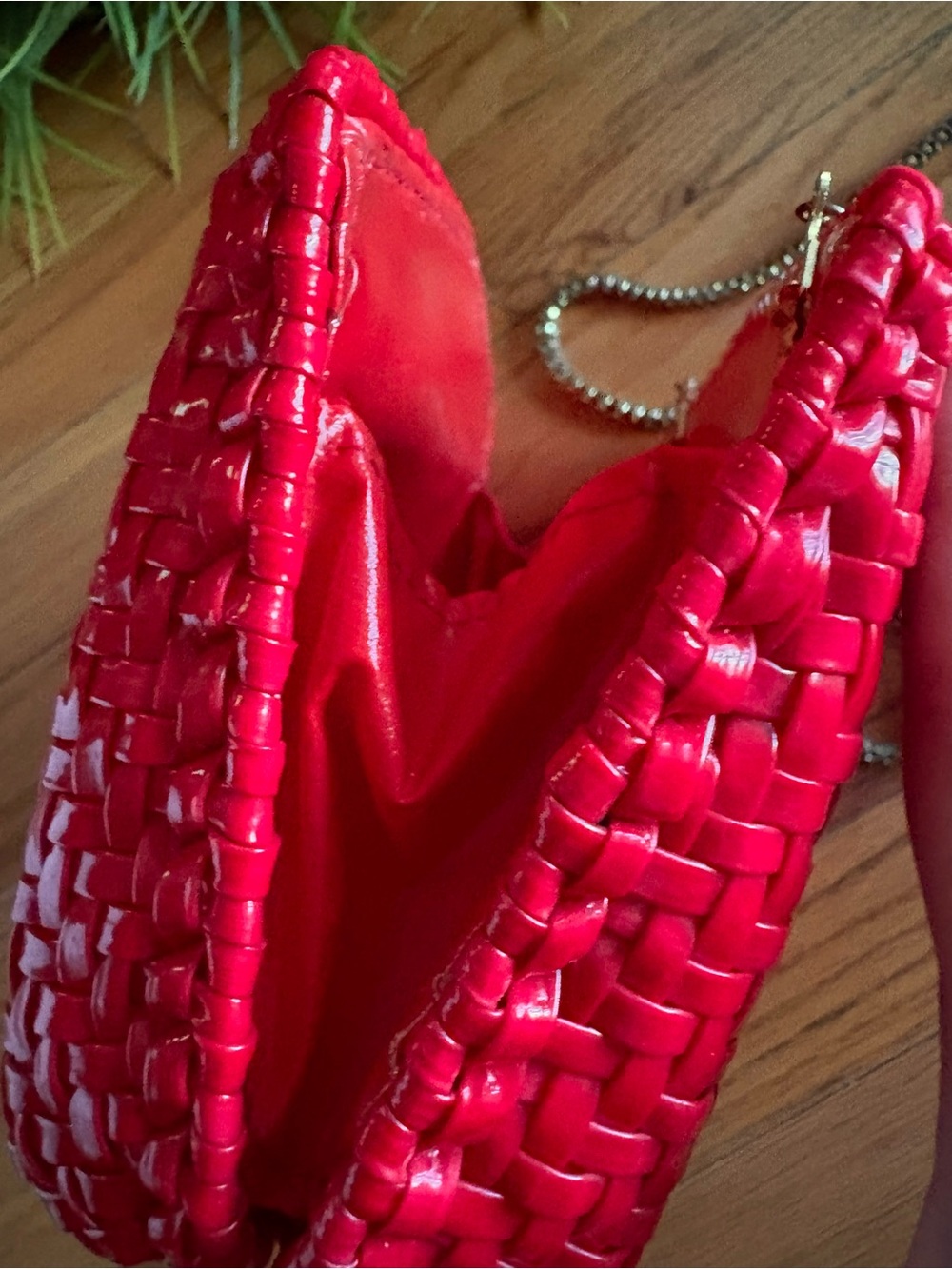Vintage Red Woven Crossbody Bag with Gold Chain - Picture 5 of 7
